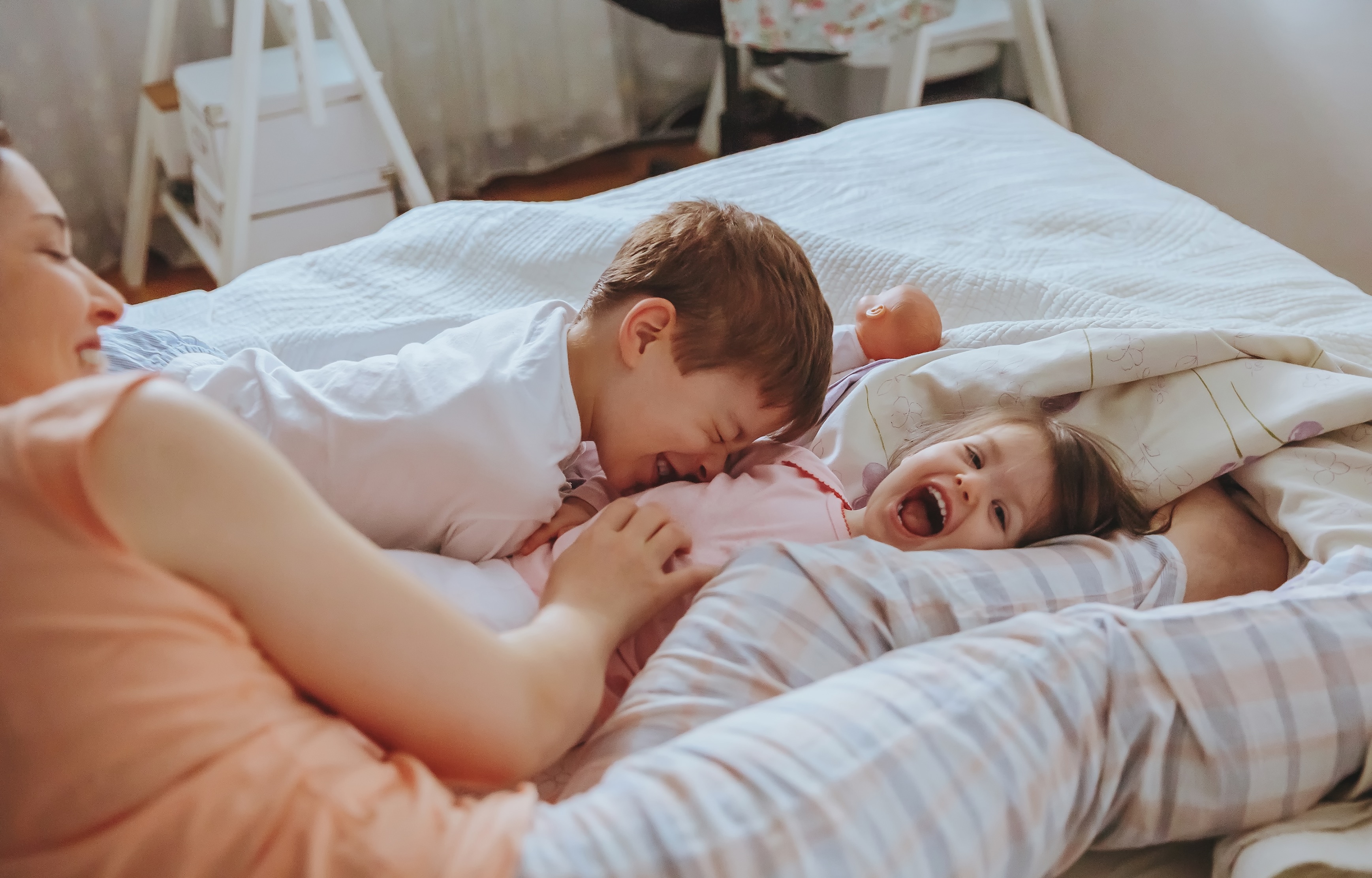 Мама учит неопытного сына обращаться с женщинами в постели